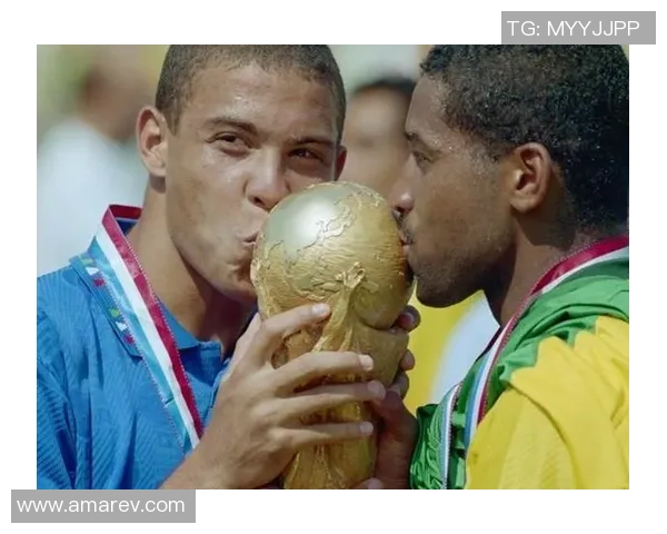 足球球星情人节浪漫揭秘 与他们的心动伴侣共享的甜蜜瞬间 足球球星情人节浪漫揭秘 与他们的心动伴侣共享的甜蜜瞬间